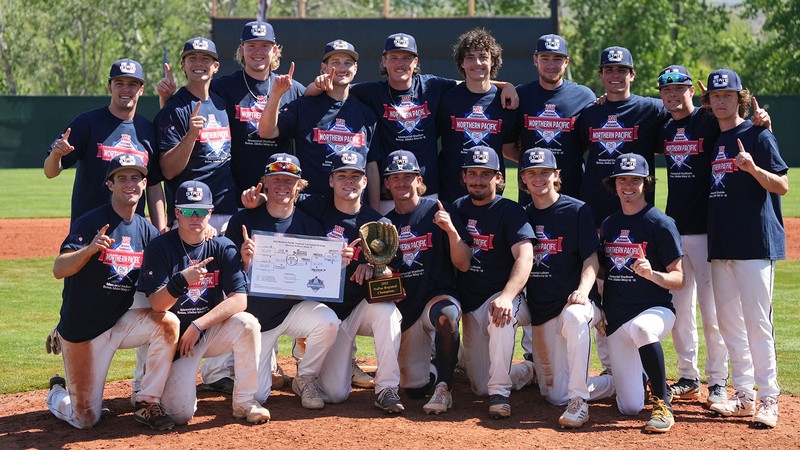 A baseball team poses for a group photo.