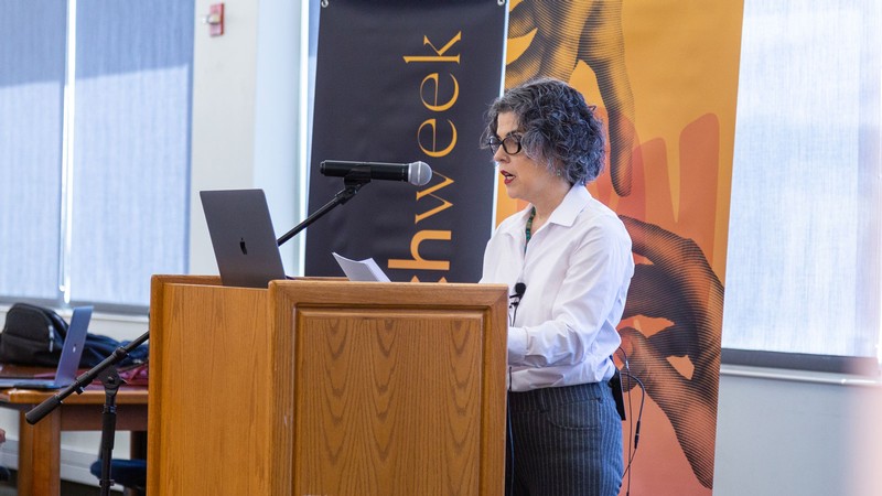 Melanie Domenech Rodríguez at a rostrum.