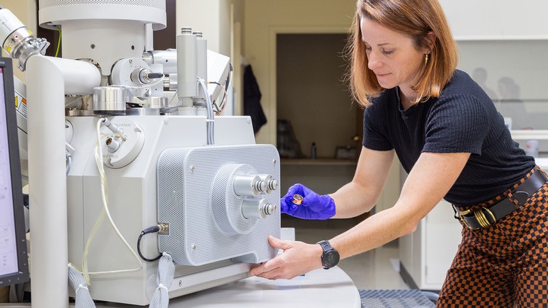 Alexis Ault using an electron scanning microscope.