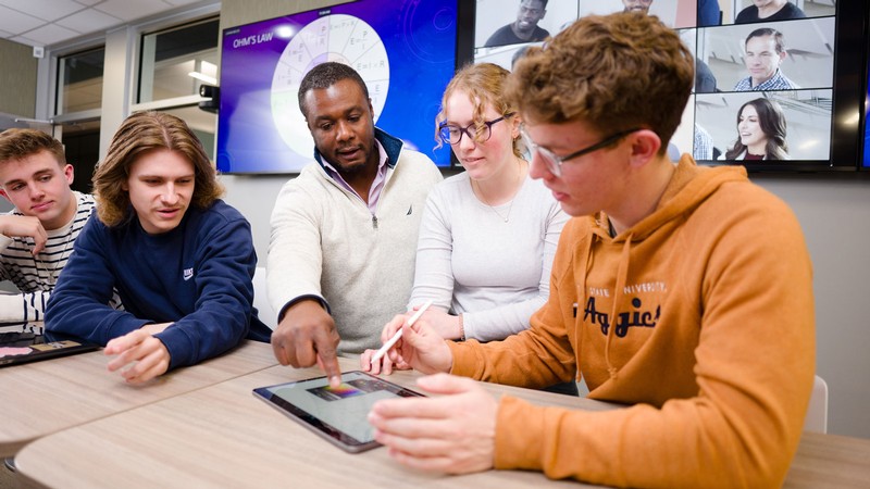 An instructor talking with students.