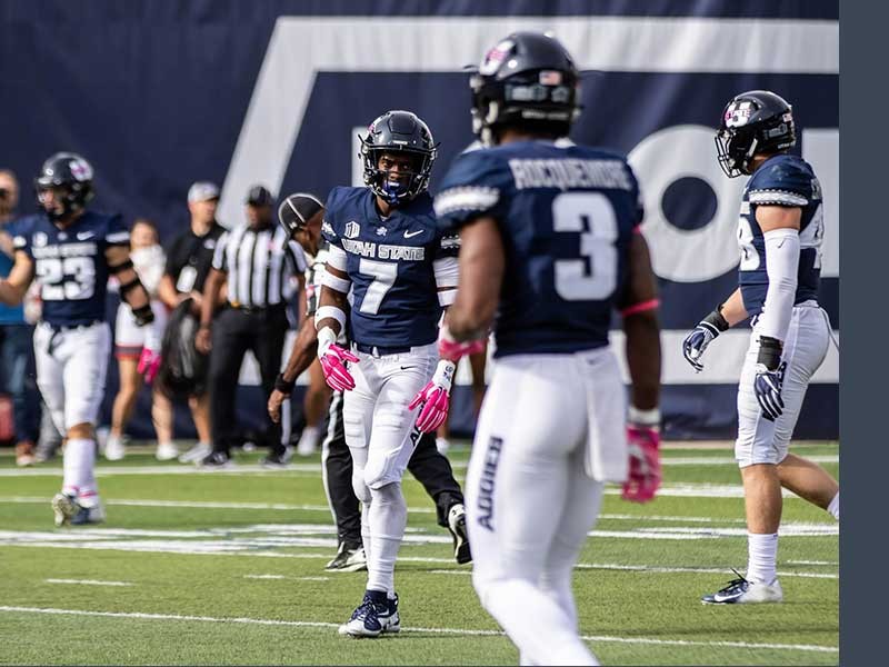 USU football players on the field