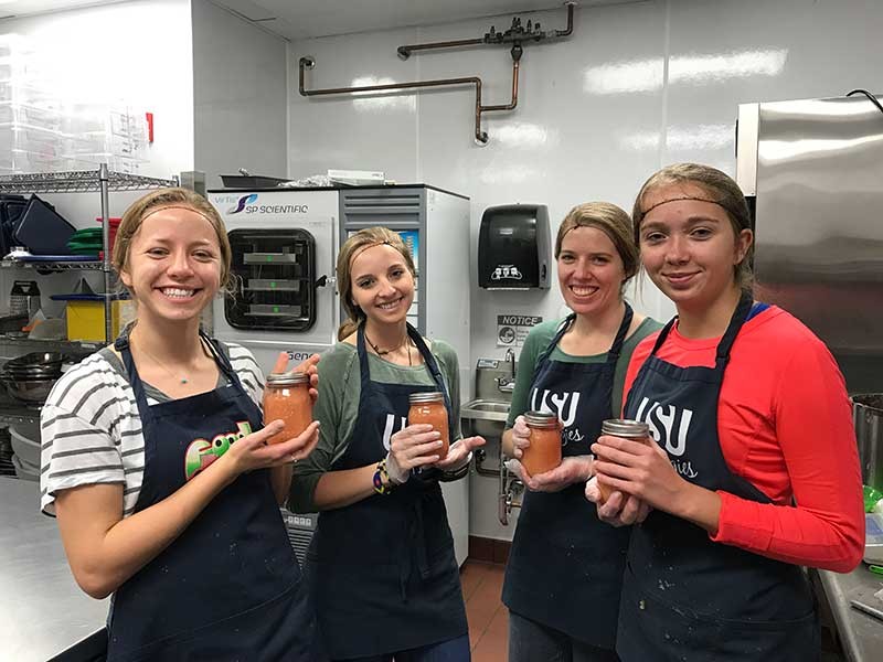 USU student leaders making applesauce from apples gleaned from local apple trees
