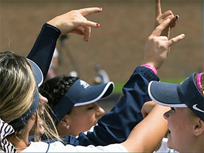 USU softball players