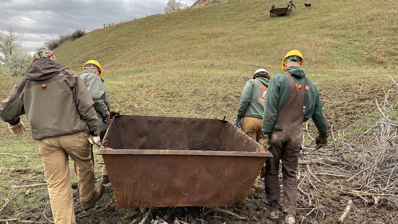 Utah Conservation Corps volunteers assisting with completing habitat restoration at Boa Ogoi.