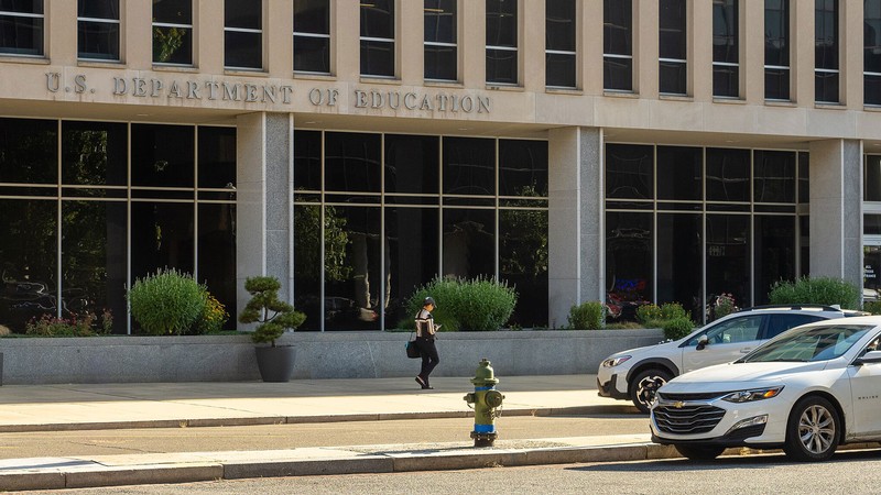 A building. Sign reads: U.S. Department of Education.
