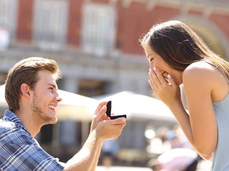 man proposing to woman