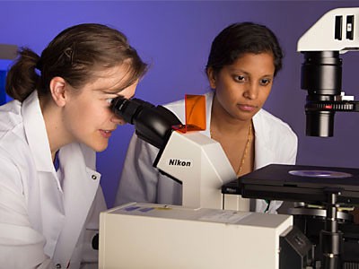 USU faculty member Elizabeth Vargis and doctoral student Cindy Hanson in the Vargis lab