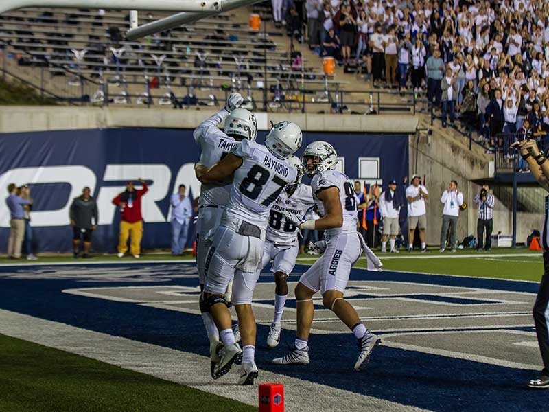 USU football players on the field