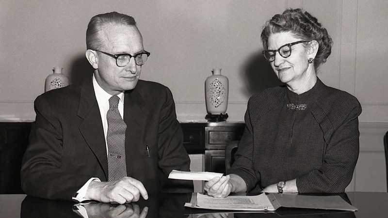 Ethelyn Greaves and Former USU President Darryl Chase.