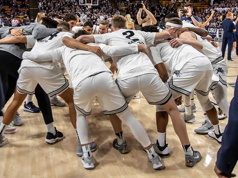 USU basketball team in a huddle.