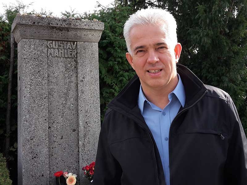 Guest conductor Christoph Campestrini at Mahler’s grave.