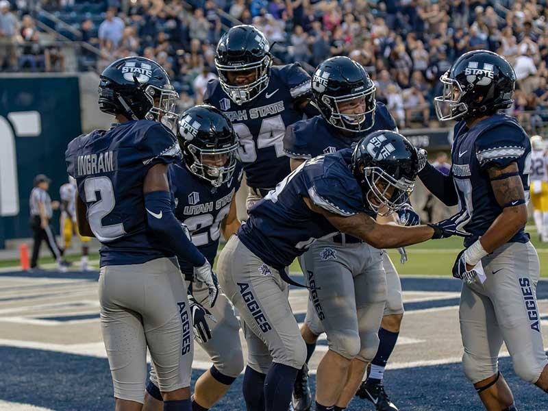 USU football players on the field