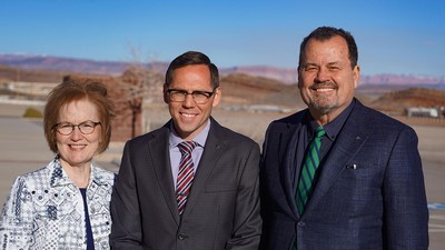 Paul Hill, center, with Margie Memmott, left, and Ken White, right.