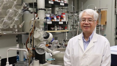 Tomn Chang in his lab.