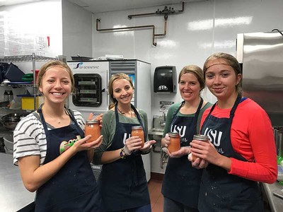 USU student leaders making applesauce from apples gleaned from local apple trees