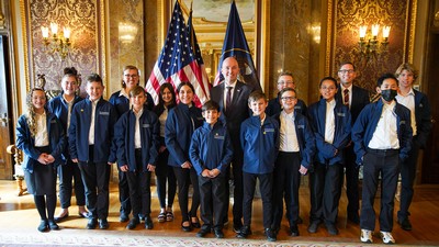 Washington County 4-H students pose with Utah officials at the state capitol.