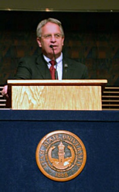 President Albrecht address the Engineering Awards Banquet
