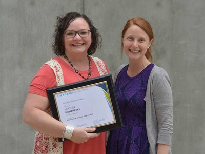 Heather Humphreys receiving her award from Kelly Medley