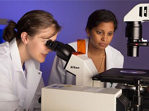 USU faculty member Elizabeth Vargis and doctoral student Cindy Hanson in the Vargis lab
