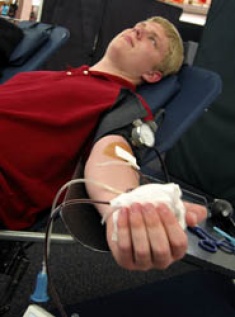 Peter Damstedt donates blood