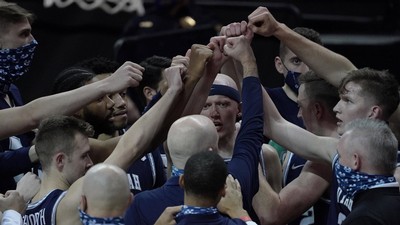 USU Men's Basketball team gathers for a huddle.