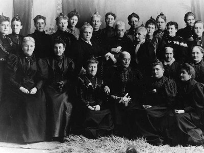 a large group of Utah women who support suffrage in 1870.