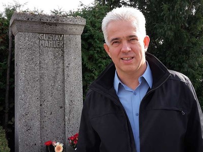 Guest conductor Christoph Campestrini at Mahler’s grave.