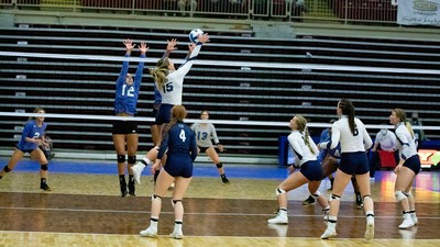 USU Eastern Volleyball team on the court.