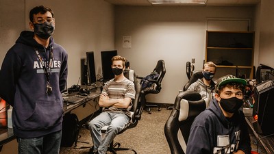 USU eSports club students gather and play online games.