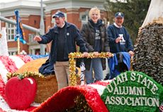 2006 USU Homecoming parade, Alumni float