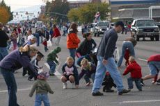 2005 homecomig parade, kids and candy