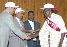 Ethiopian Prime Minister presenting award/recognition