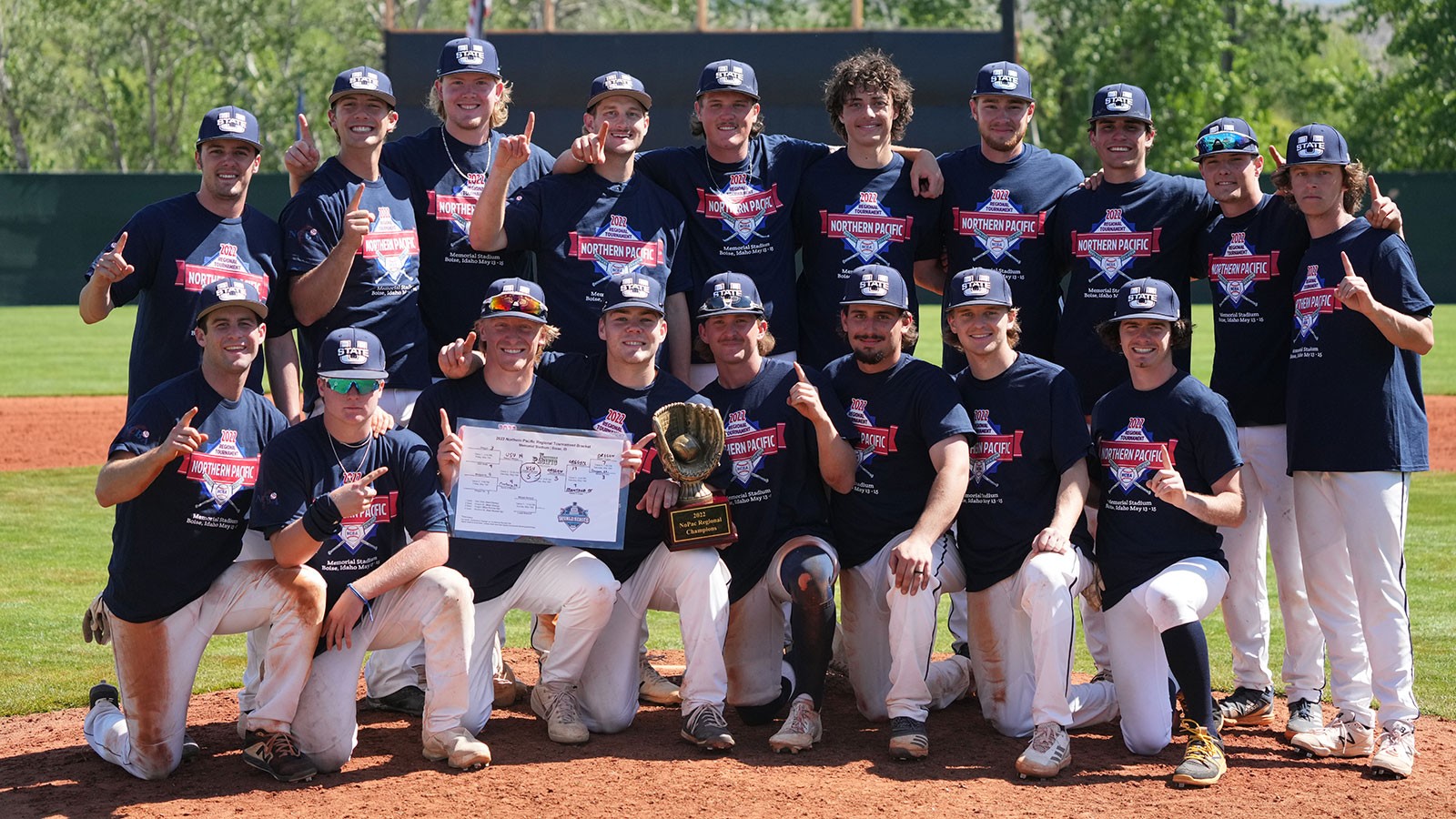 A baseball team poses for a group photo.