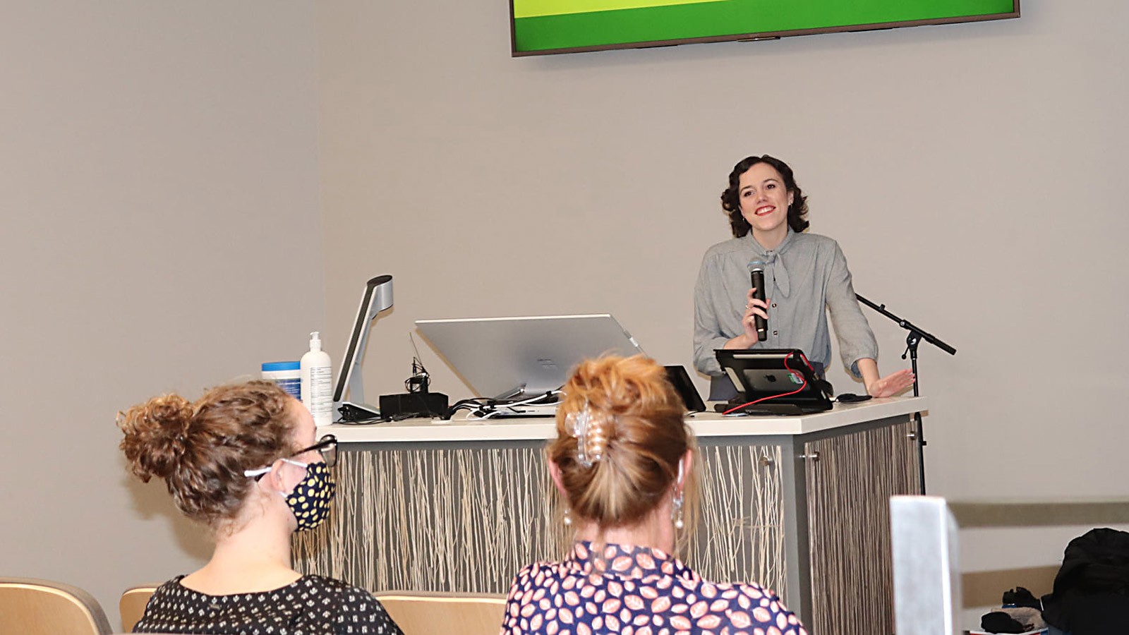 Annie Blue Faerber presenting at Rapid Fire Research.