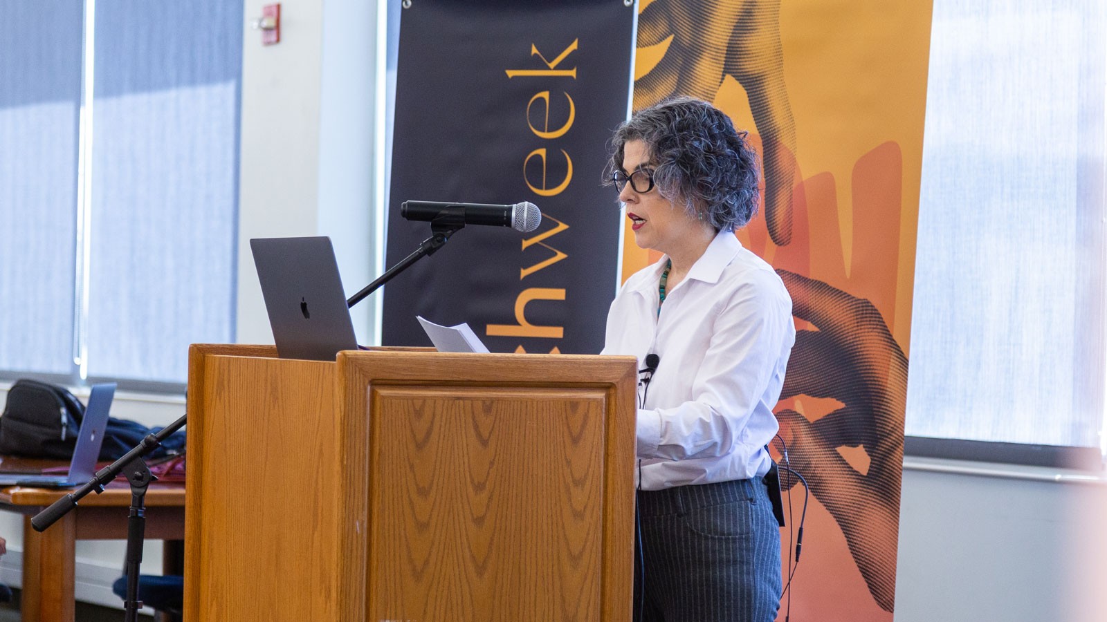 Melanie Domenech Rodríguez at a rostrum.