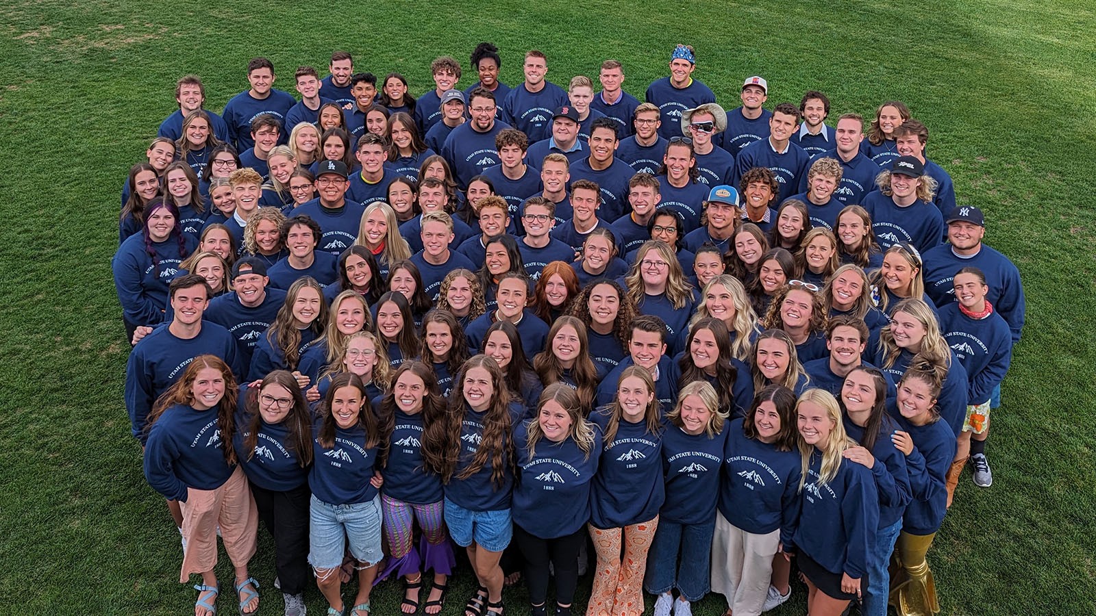 A large group of USU student ambassadors pose for a group photo.
