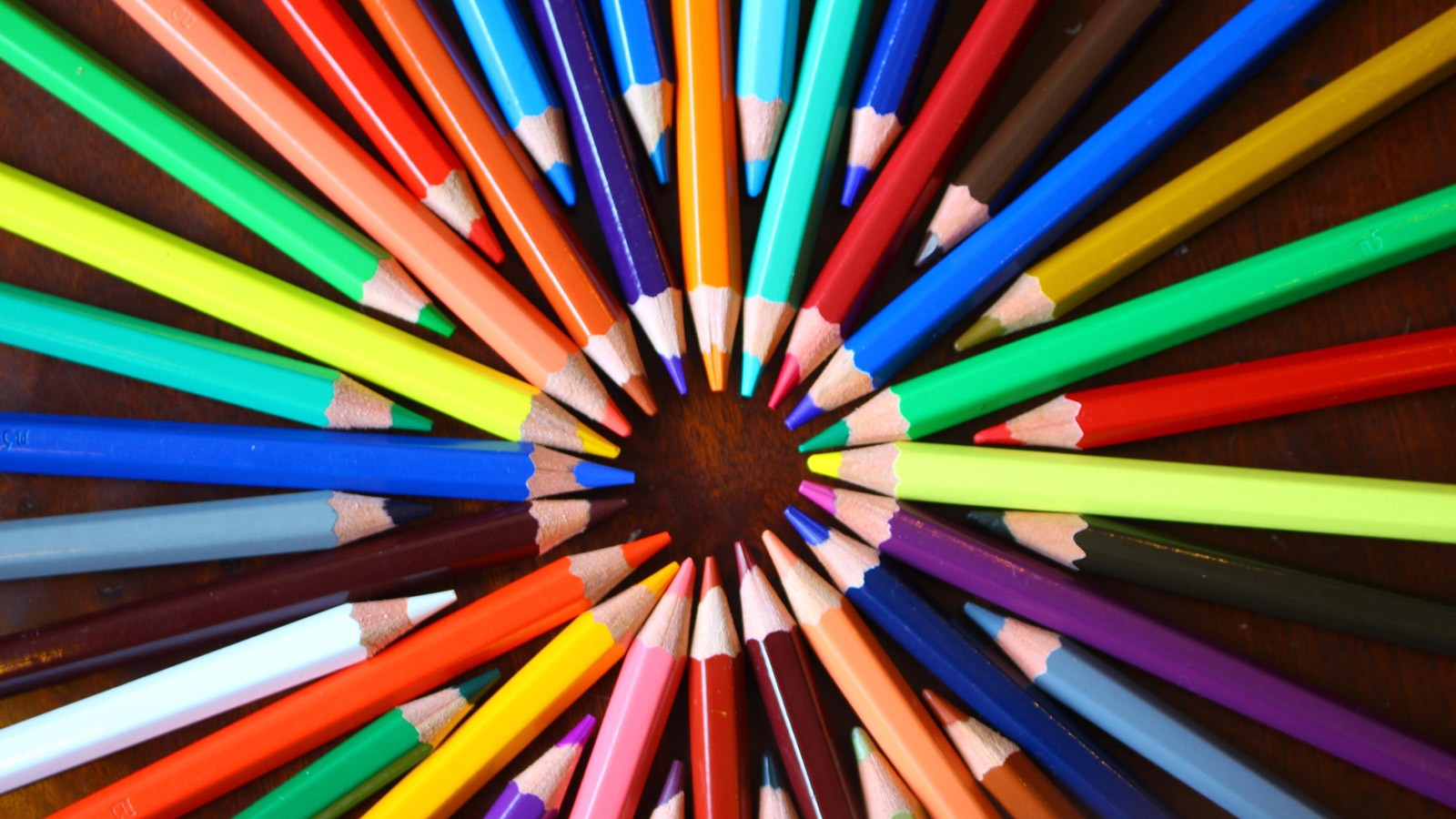 colored pencils in a rainbow pattern.