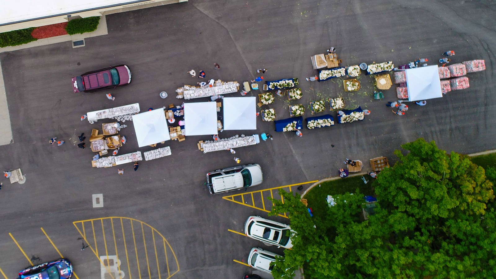 Farmers Feeding Utah Miracle project hands out food.
