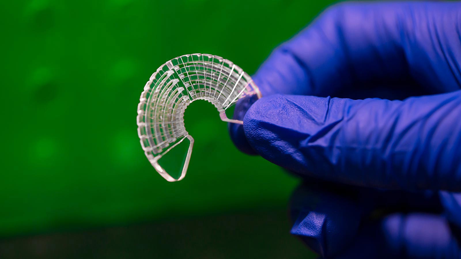 Silk fibers are wound around an acrylic chassis to produce a three-dimensional cell culture device.